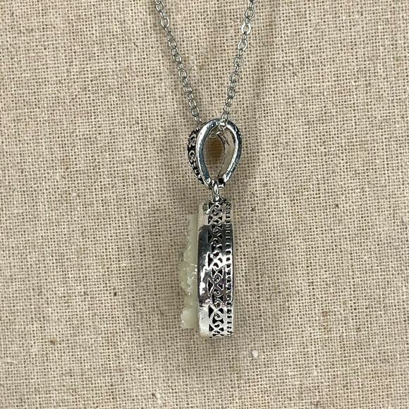 Druzy Pendant Necklace Silver Tone and White/ Cream - Untested - Picture 8 of 10